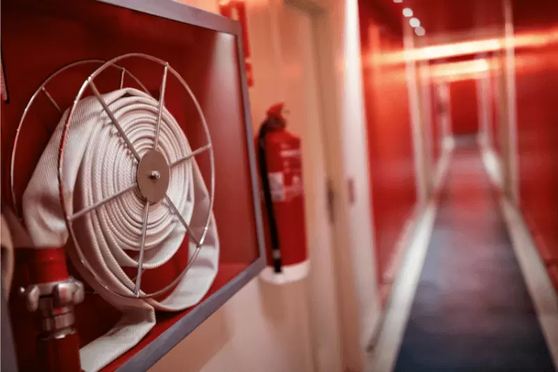 Echipament de stingere a incendiilor în coridor roșu.